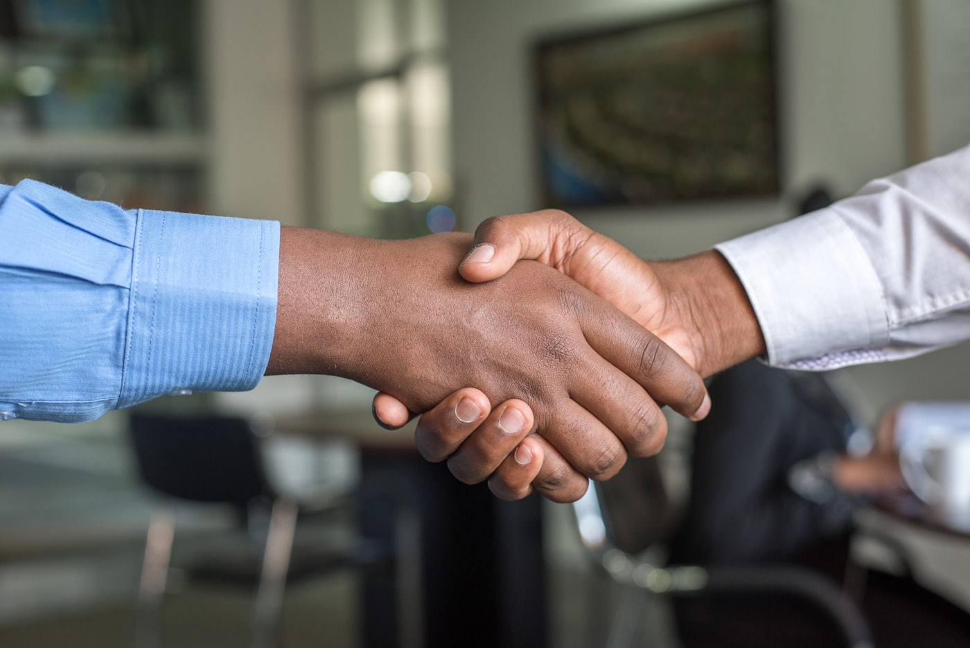 Handshake after a job — the moment to ask for a real Google review