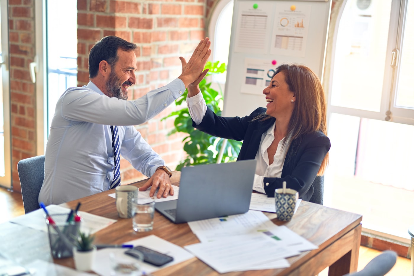 Team meeting to choose the right web designer or developer in the UAE