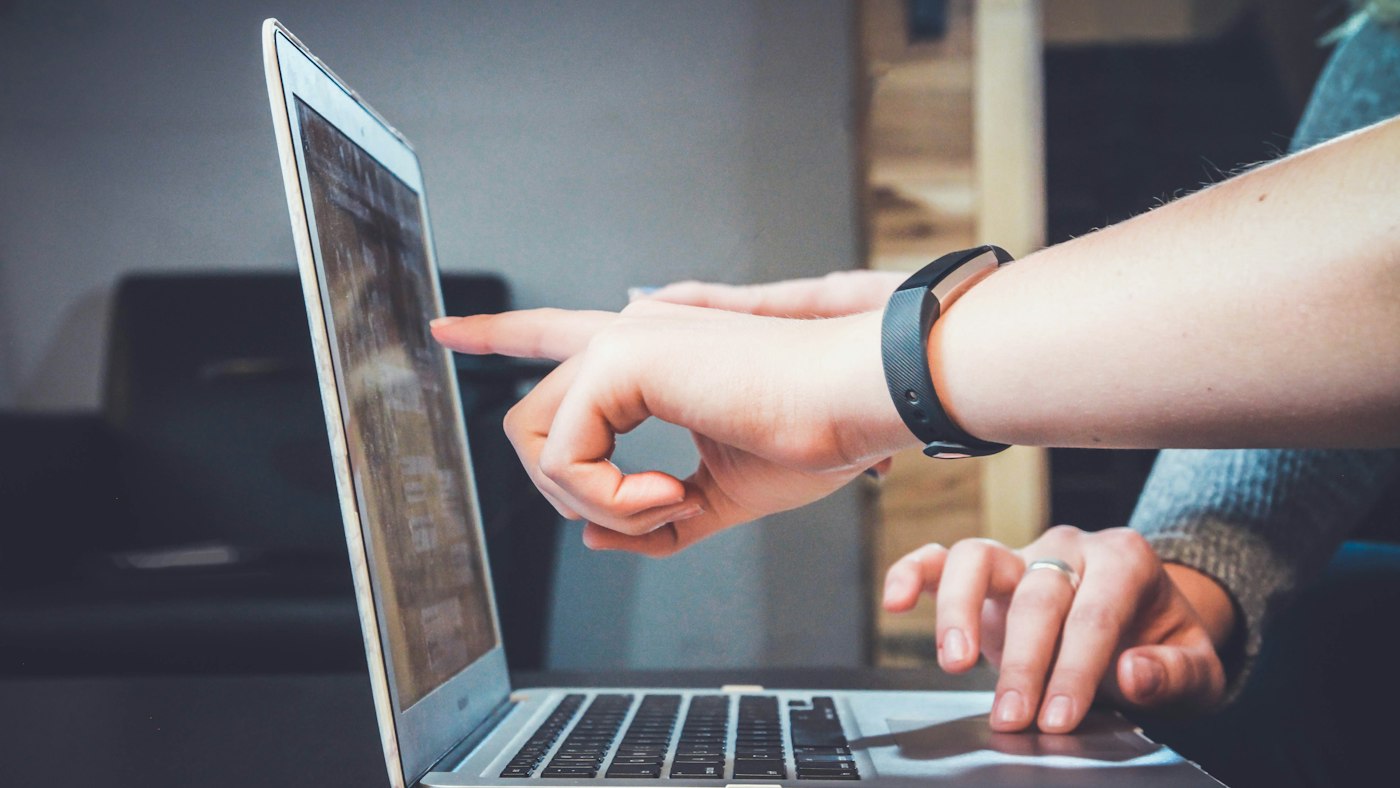 Checklist for a web design brief: goals, pages, examples, WhatsApp, budget, domain ownership
