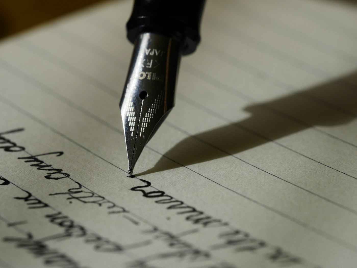 Notebook and pen for website copy a UAE buyer can believe